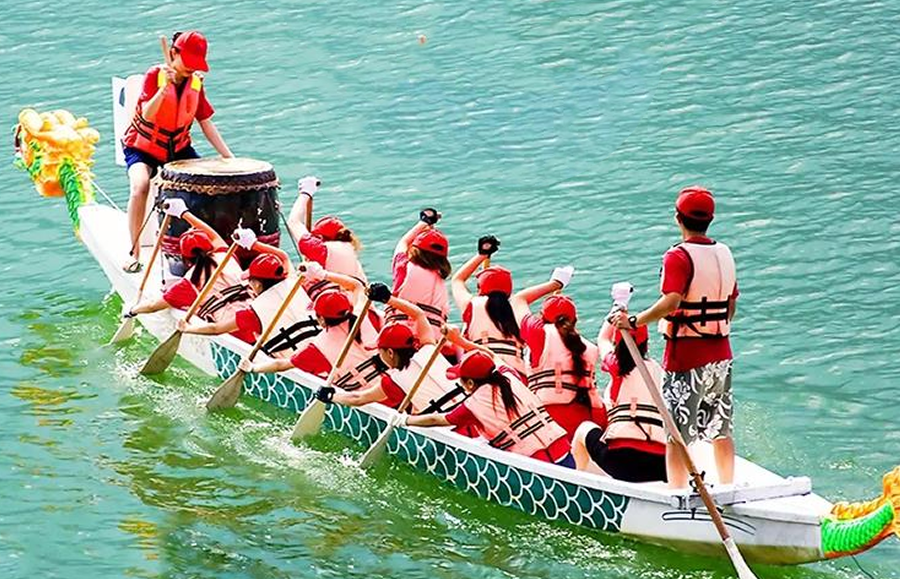 标题历史相册文章"To explore Zhongshan Road is to discover half of Xiamen's evolving story." Since its establishment , this business street has extended a